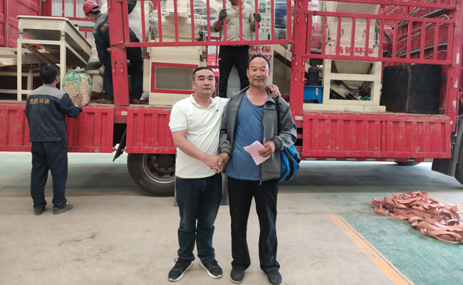 銅米機(jī)車間內(nèi)現(xiàn)場(chǎng)合影留念